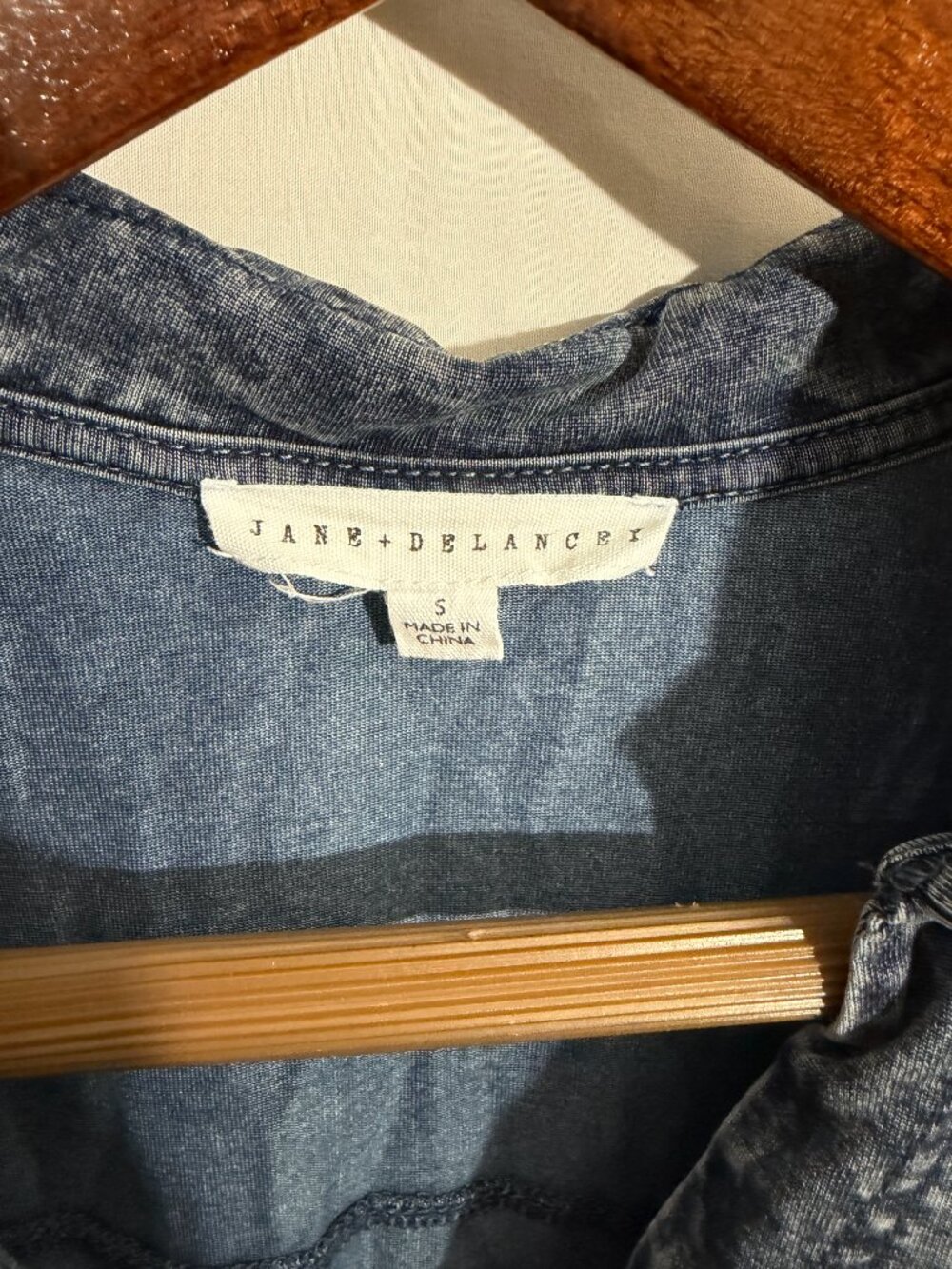 Jane + Delancey Acid Wash Tencel Short Sleeve Button Front Shirt S - Picture 3 of 6